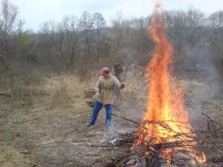 pod jeho taktovkou byl oheň štíhlý a vysoký, stejně tak,  jak to má rád u žen...